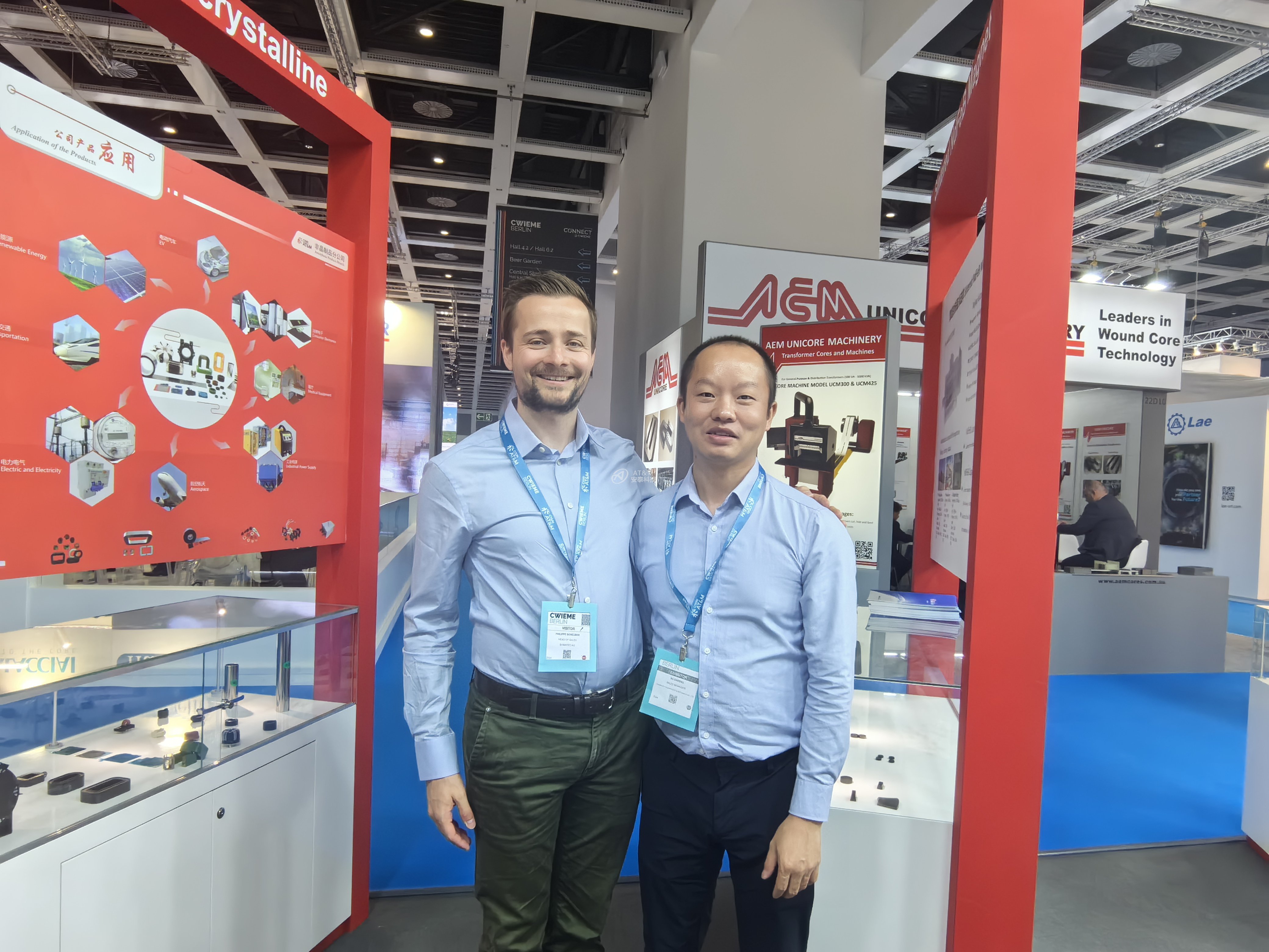 3圖、 許大鵬與客戶.jpg 3圖、 許大鵬與客戶.jpg